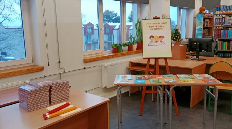 Pierwszoklasiści pasowani na Czytelników